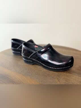 Sanita Black Patent Leather Nursing Clogs Size 37